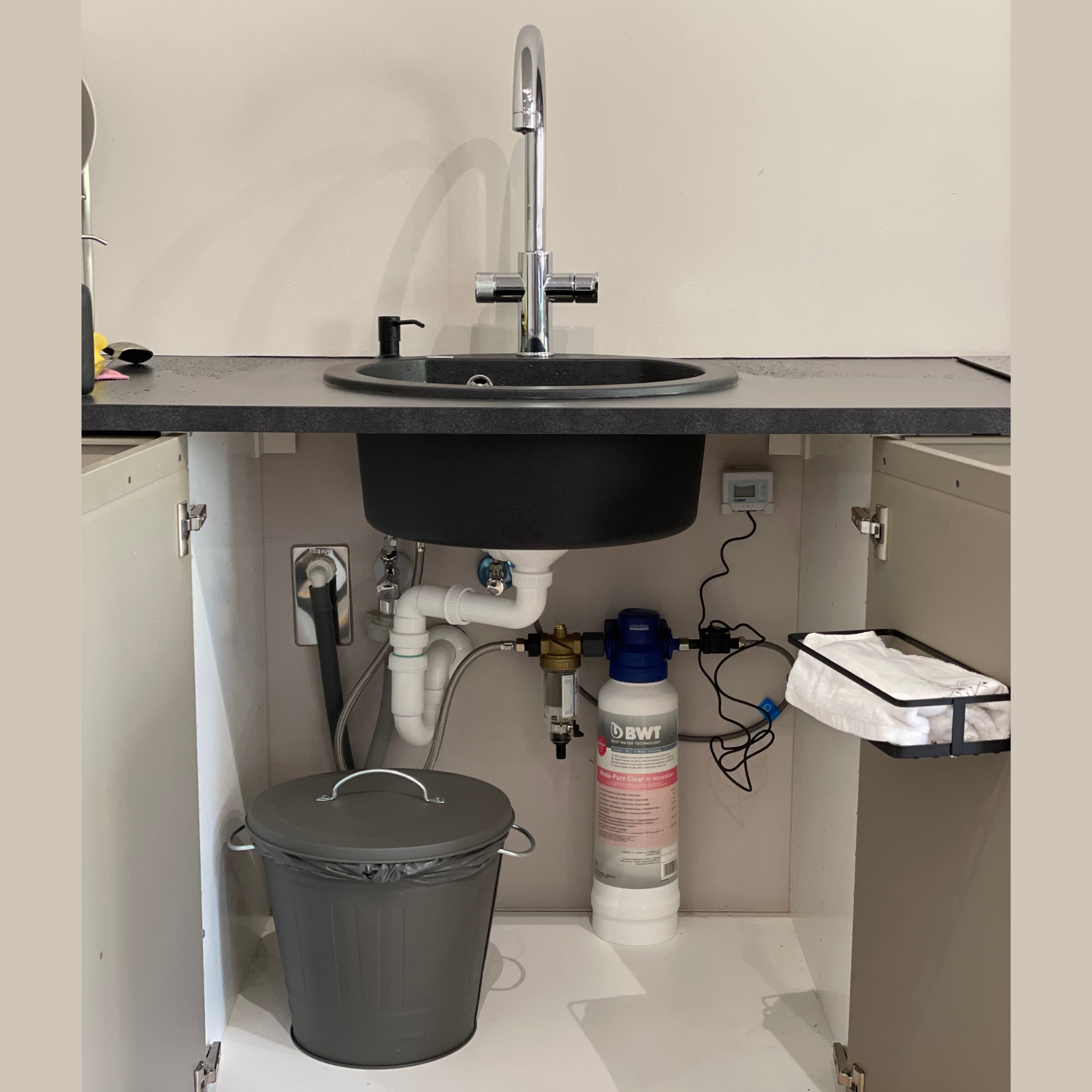 BWT under-sink installation with Protector mini set FS00Z15A00, filter head 12580, AQA monitor 12641, AQA drink Pure 2.0 125560433