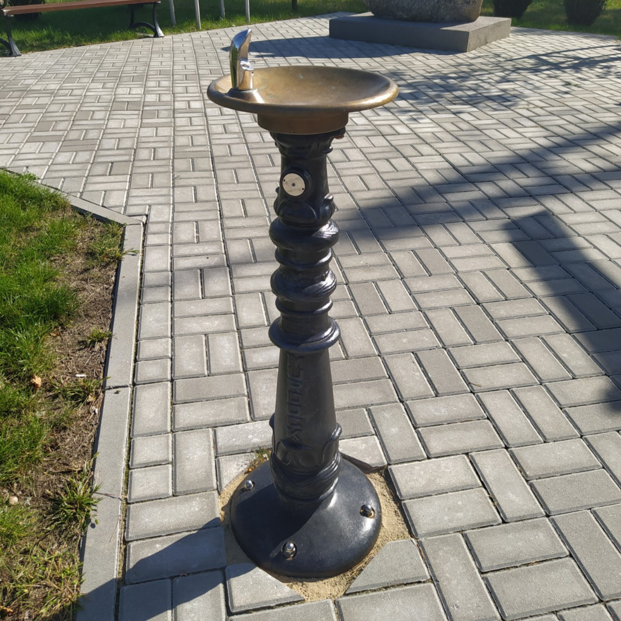 M-C76C | 142.500.604 | Bowl on Pedestal Classic Style Drinking Fountain