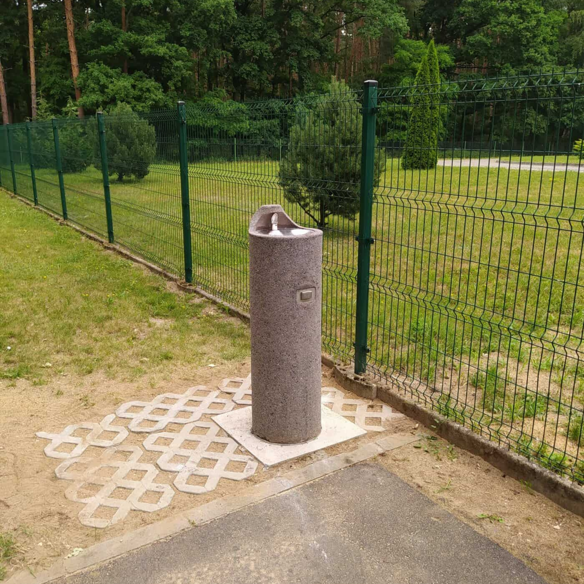 GU Series | Round Concrete Pedestal Outdoor Drinking Fountain